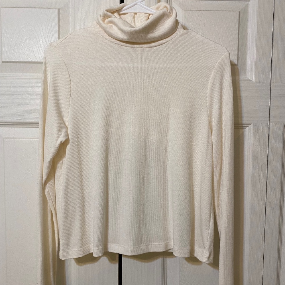 😍 (3/$10) OLD NAVY Cream Cropped Turtle Neck with Thumb Holes